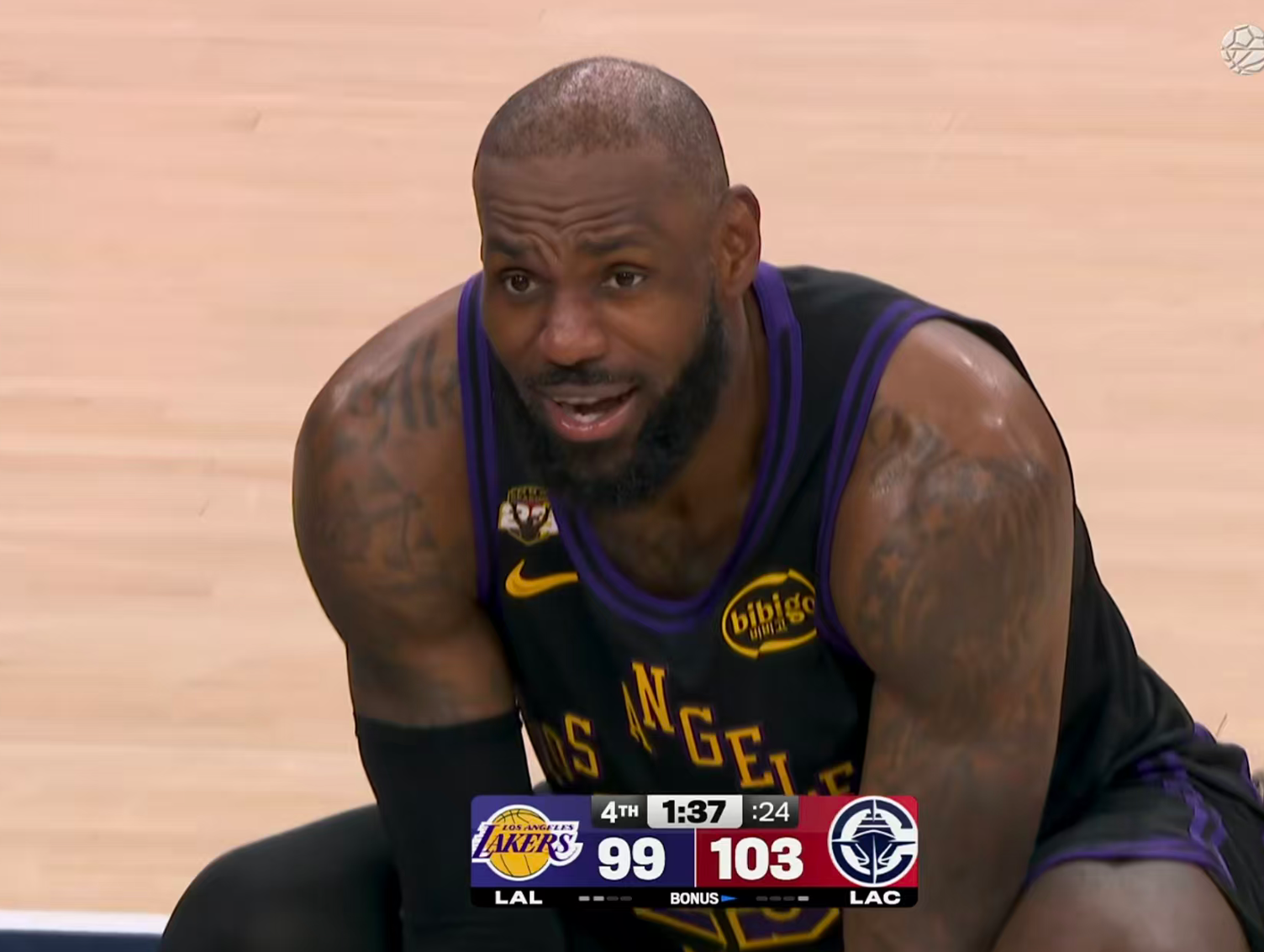 旺财28-撑杆跳没哨,锁喉不犯规!四大黑哨助力湖人还输球,难怪詹皇急眼