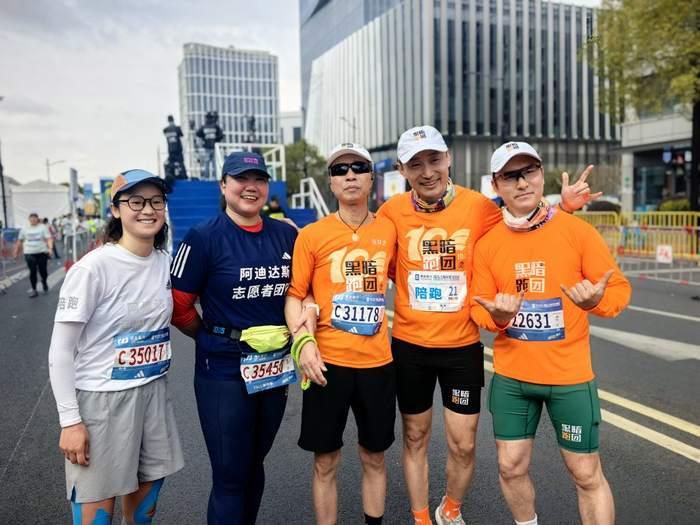 旺财28h5-现场｜为什么越来越多人跑步，在十周年的上海半马找到答案|张其尤|上海半程马拉松|马拉松|视障|赛事_新浪体育_新浪新闻